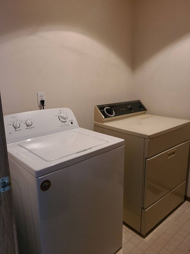 Building Photo - 1306-1308 Shaker Pl