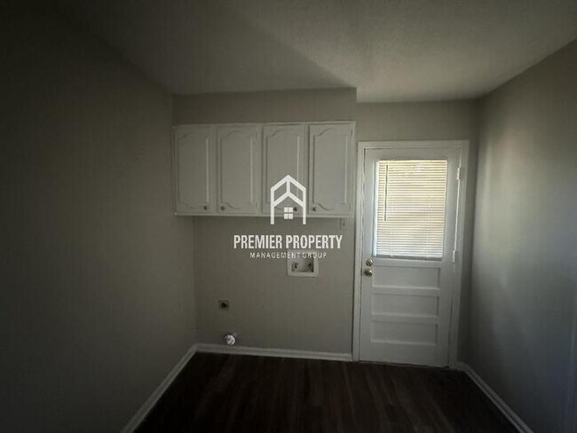Building Photo - 2777 Chiswood St