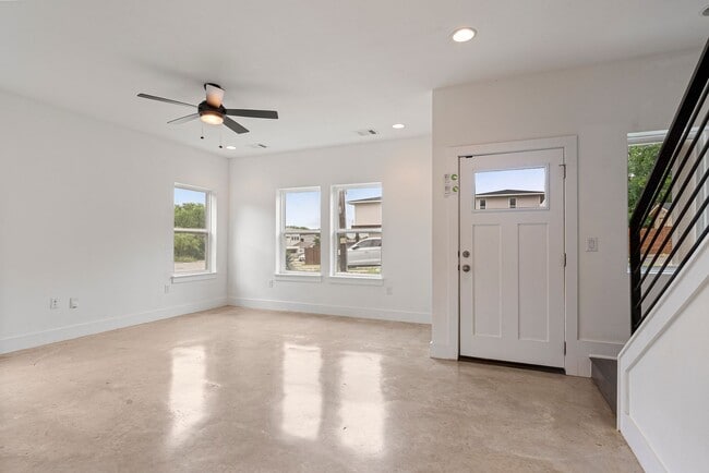 Building Photo - Beautiful 2 bedroom, 1.5 bathroom home in East Austin!!!