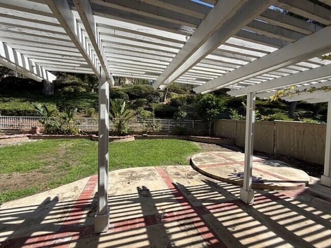 Building Photo - 4 bed / 2.5 bath plus large loft/family ro...