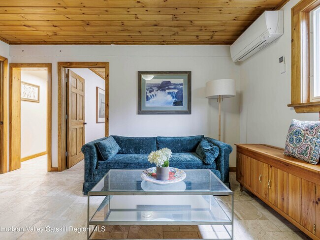 Building Photo - 10 Purdy Hollow Rd