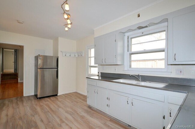 Building Photo - 34 Chestnut St