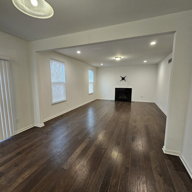 Building Photo - 4 bedroom, 3 full bathrooms, 2 car garage ...