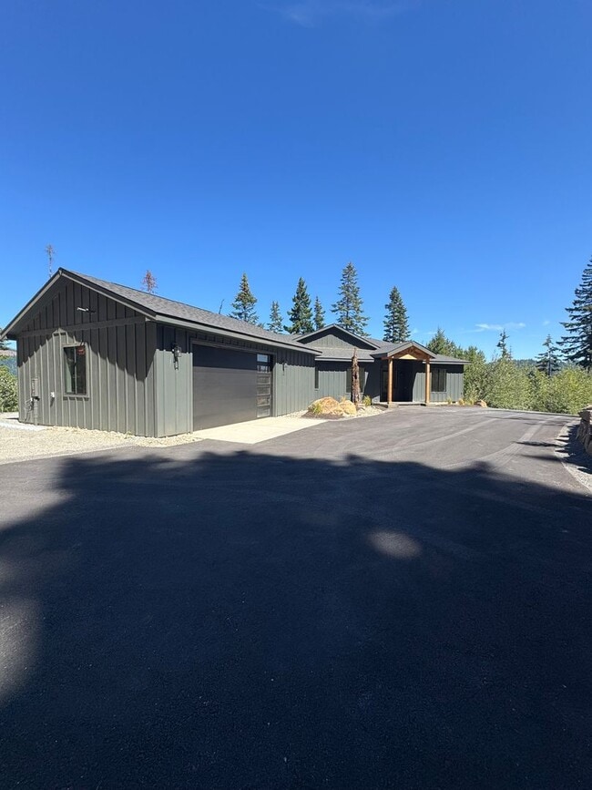 Building Photo - Luxury Rural Home Close to Town for Lease
