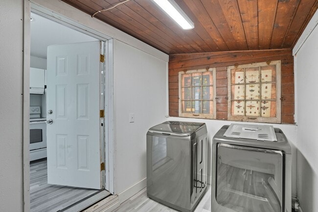 Building Photo - 2409 E Queen Ave