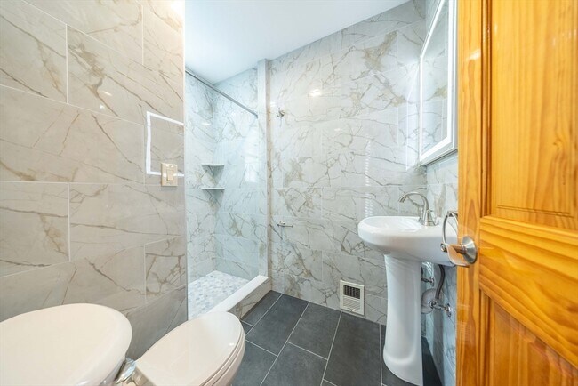 Building Photo - 7 Alcott St