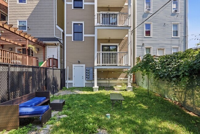 Building Photo - 134 Chelsea St