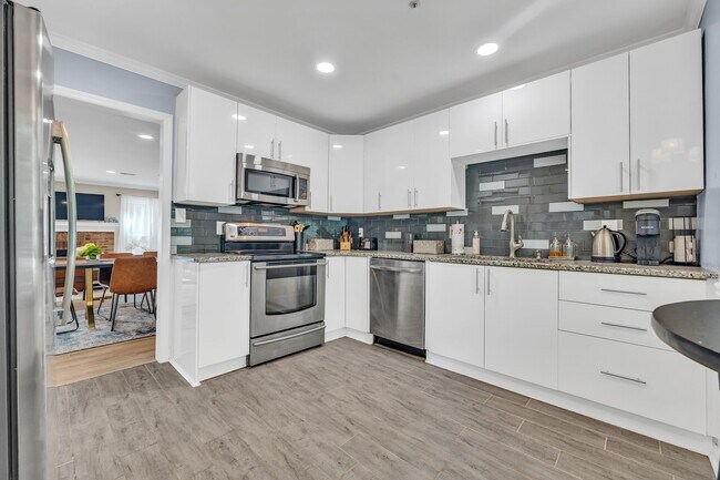 Building Photo - 586 St James Walk SE