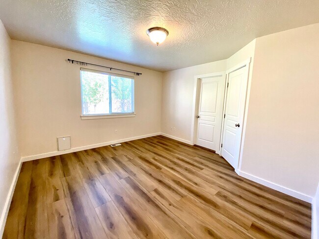 Building Photo - 4 bedroom PLUS office or 5th bedroom in NW Meridian Avail Mid August