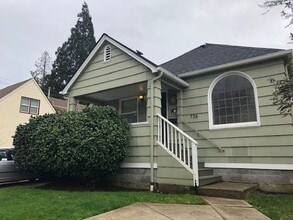 Building Photo - Large Classic Campus Home