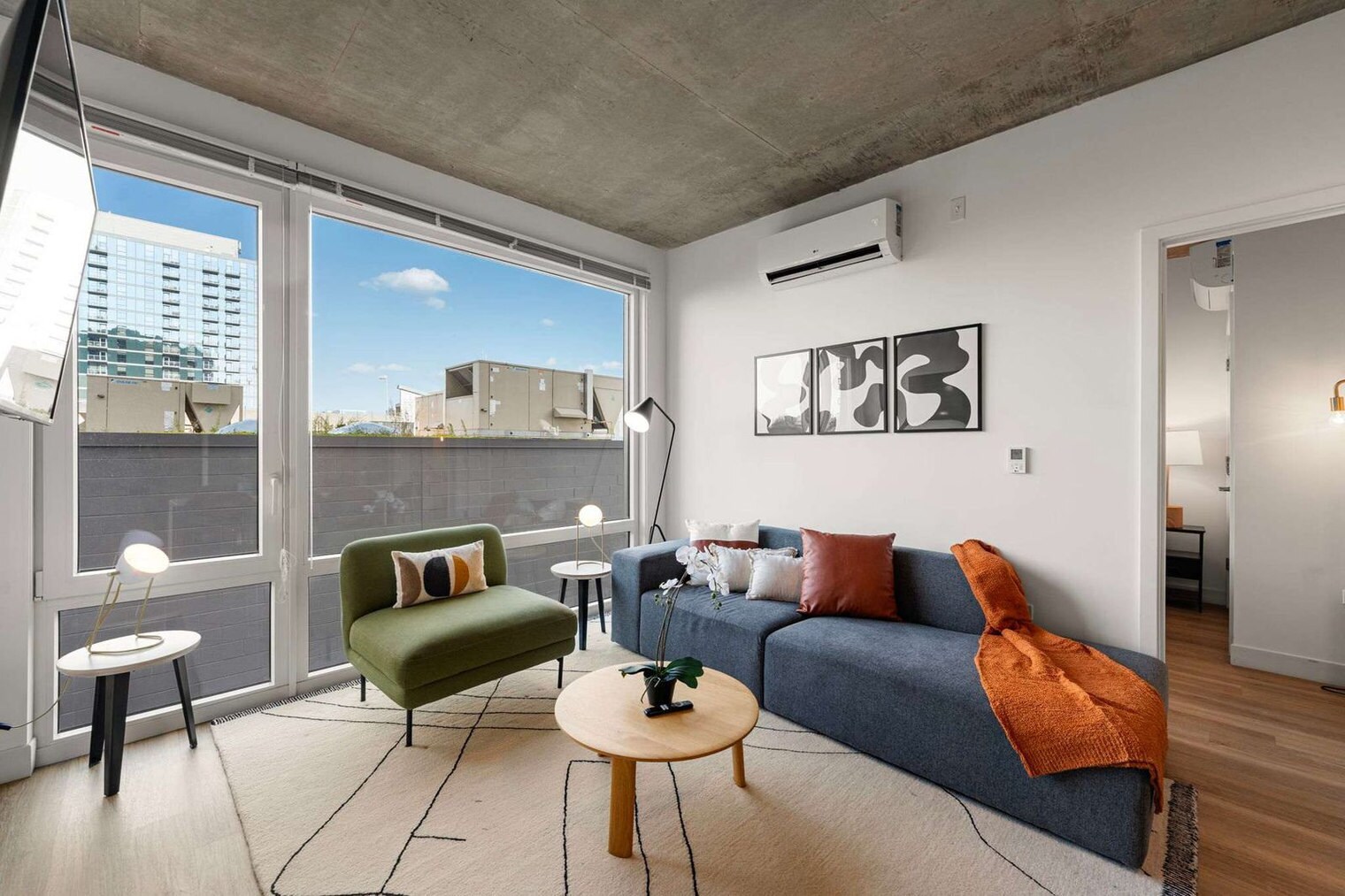 Building Photo - 853 W Blackhawk St