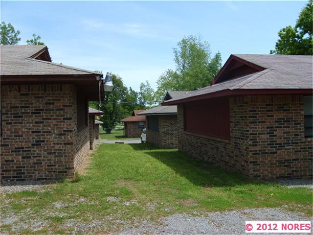 Building Photo - Twin Oaks Apartments