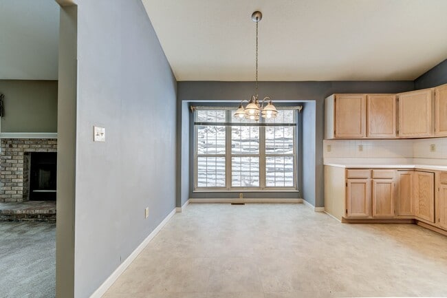 Building Photo - SPACIOUS 3 BEDROOM 2 BATH W/2 CAR GARAGE