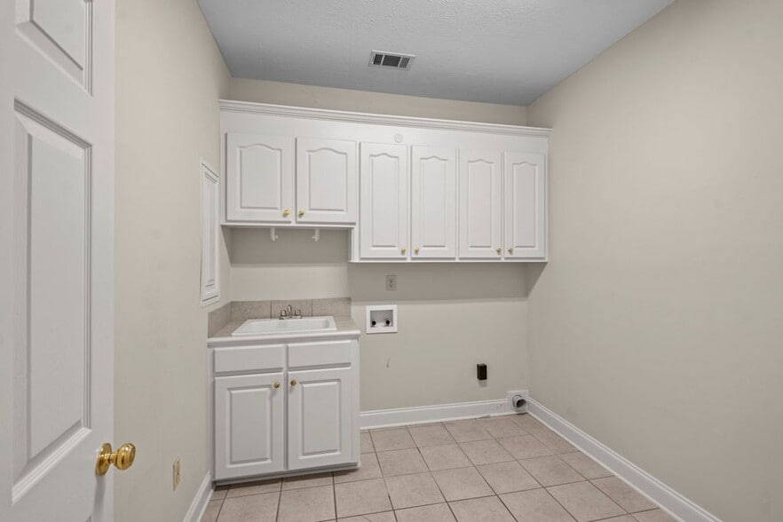 Building Photo - 102 Avery Forest