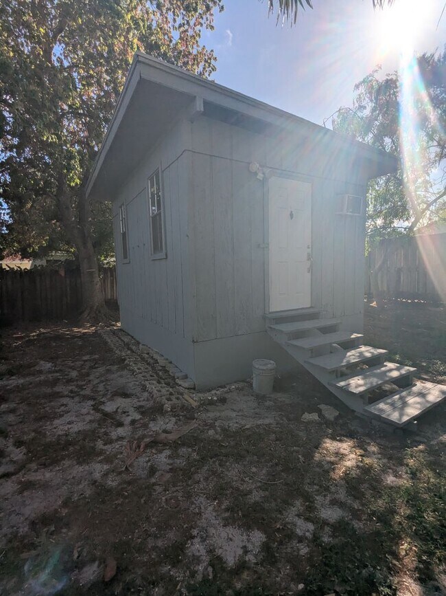 Building Photo - 2/1 Florida charm home in the heart of Palm Springs!