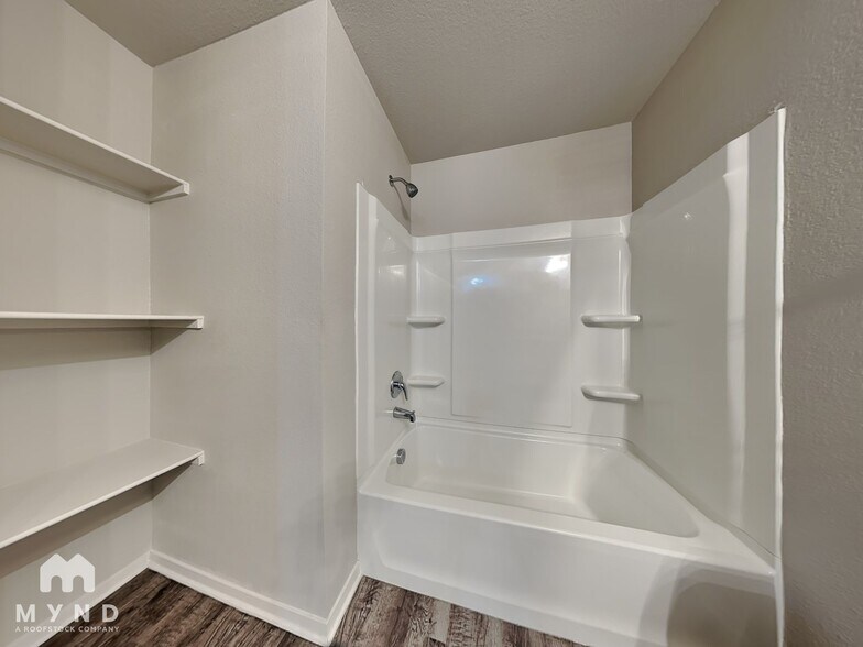 Building Photo - 9207 Pleasant Valley Dr