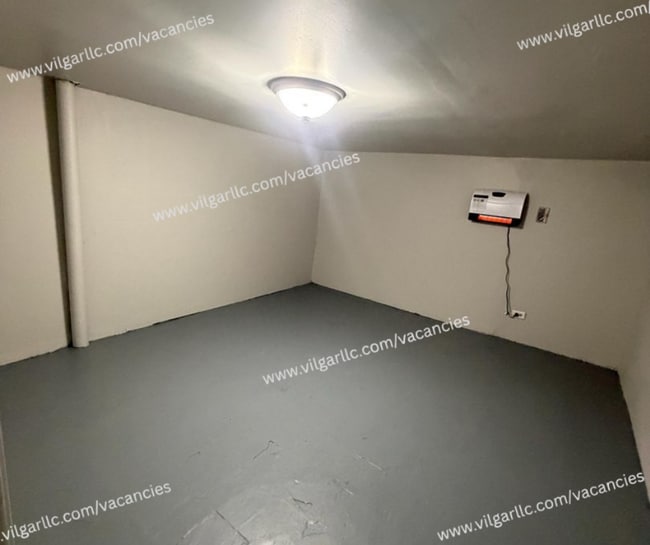 Building Photo - FOR RENT — SPACIOUS 3 BED / 2 BATH HOME