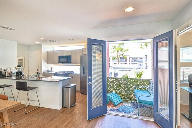 Building Photo - 251 Tower St