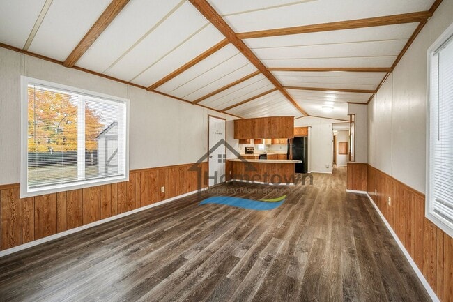 Building Photo - 2 Bedroom 1 Bath Home with Off-Street Park...