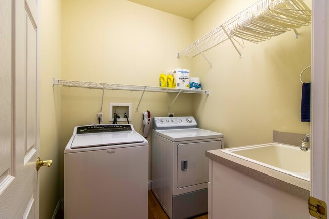 Building Photo - SHORT TERM - FURNISHED OR UNFURNISHED - SINGLE FAMILY - RBYCC