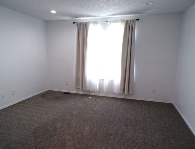 Building Photo - Updated 2 Bed 2.5 Bath Townhome!