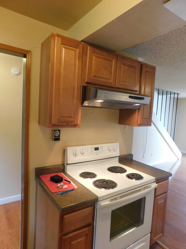 Building Photo - Beautiful 2 Bedrrom, 1.5 Bathroom Condo