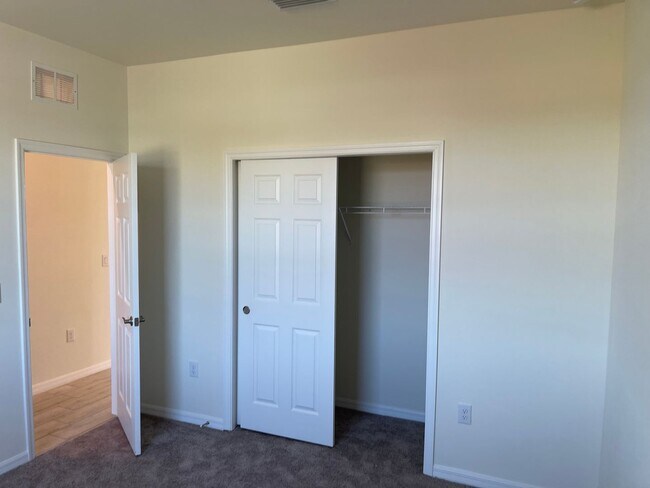 Building Photo - Stunning and spacious Single Family Home!