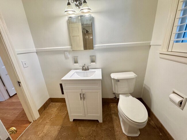 Building Photo - 5 Bedroom Home Between 12 South and Oak Hill