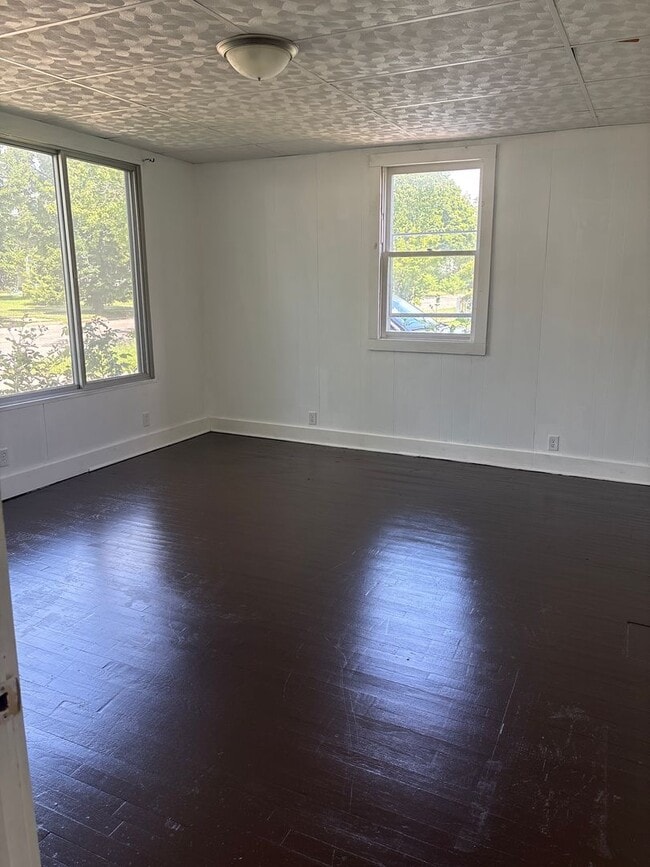 Building Photo - SPACIOUS 4 BEDROOM HOME READY TO WELCOME YOU