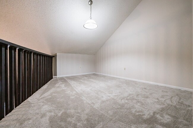 Building Photo - NEW PRICE! 3/2 Palm Harbor Townhouse