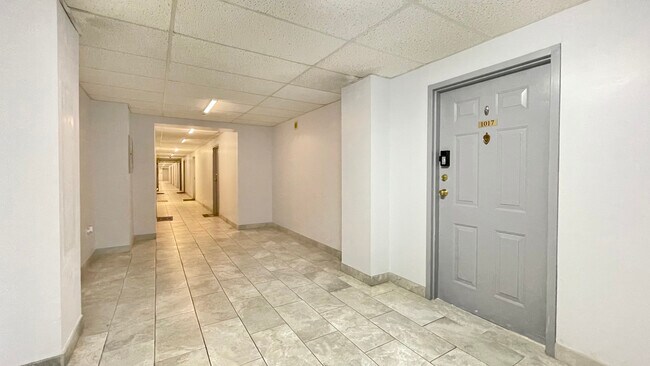 Building Photo - 1600 Park Cir