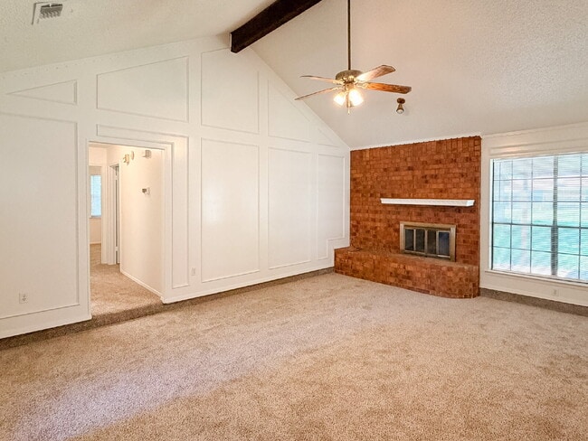 Building Photo - 3 Bedroom, 2 Bath Home in Burleson - Great Location!