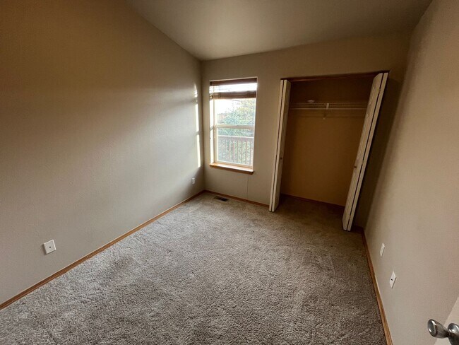 Building Photo - Single Level Home Close to Mountain View High School