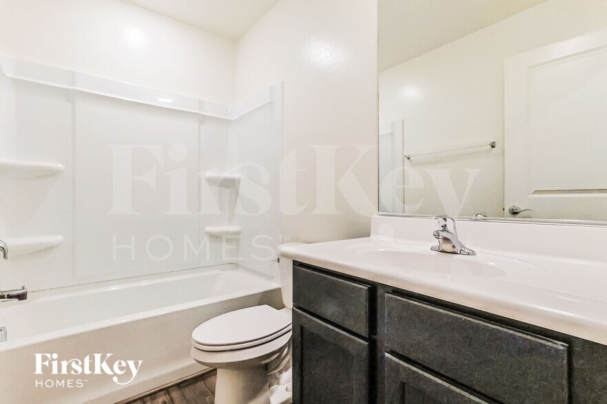 Building Photo - 985 W 20th St