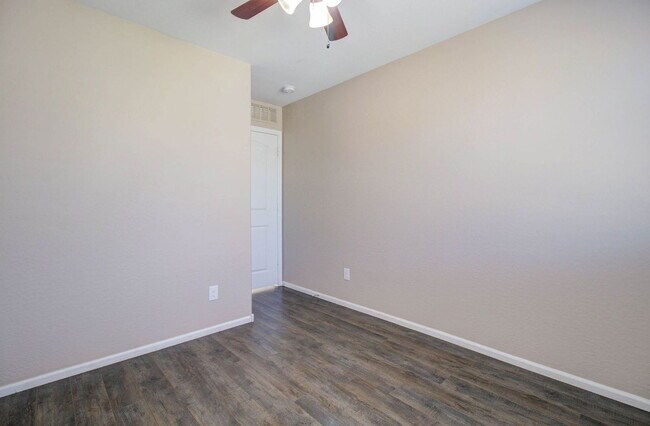 Building Photo - 2014 N 77th Dr