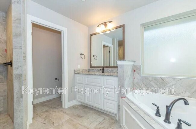 Building Photo - 1017 NE 34th Terr