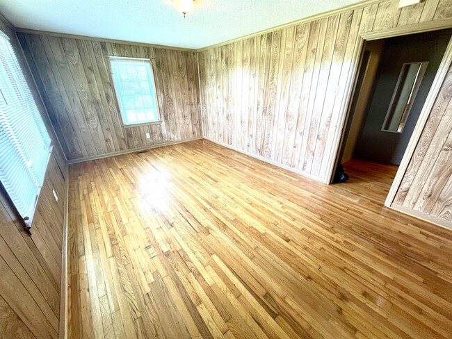 Building Photo - 393 Snow Creek Rd