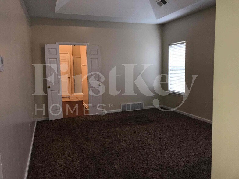 Building Photo - 7142 Queens Crown Ct