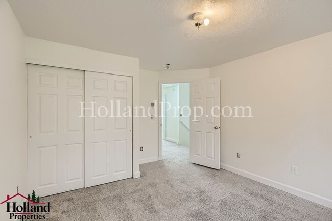 Building Photo - COming Soon! Charming & Convenient Living in Southeast Portland!