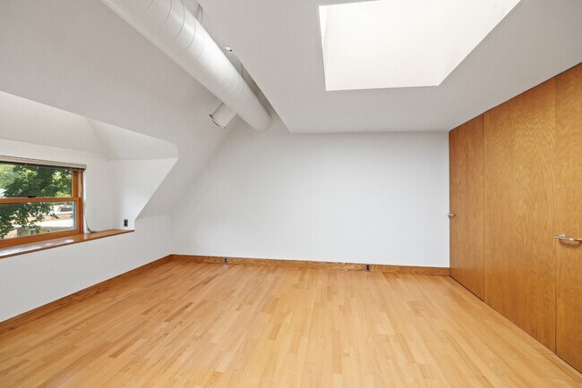Building Photo - Charming Vintage Second Floor Duplex with In-Unit Laundry in Heart of Oak Park