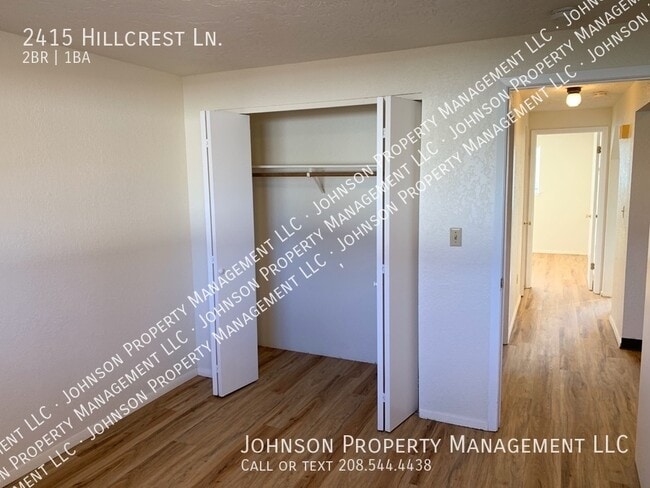 Building Photo - 2415 Hillcrest Ln
