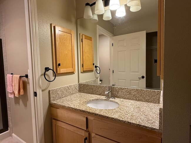 Building Photo - Beautiful 2 Bed 2 Bath Condo Near Sacred H...