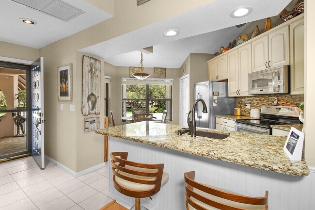 Building Photo - 6040 SE Martinique Dr