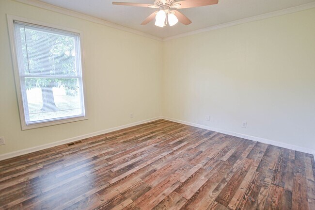 Building Photo - Updated Three Bedroom!