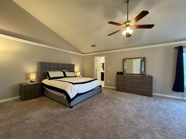 Building Photo - Stunning 3 Bed 3.5 Bath Brick Colonial End-Unit Townhome In Vibrant Kingstowne Community