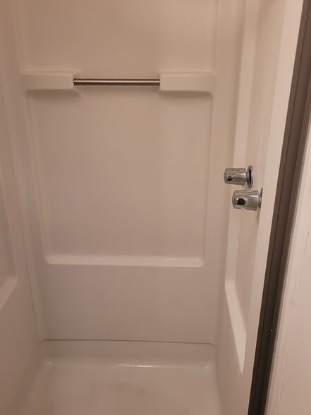 shower - 2763 Vineville Ave
