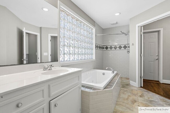 Building Photo - BEAUTIFUL ONE STORY BRICK HOME IN DOWNTOWN...