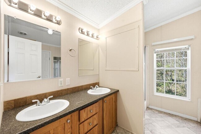 Building Photo - 267 Maddux Farm Dr