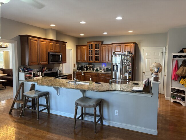 Building Photo - 420 Lake Forest Dr SE