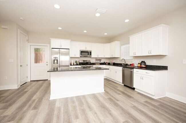 Building Photo - Newer Home in Valparaiso- Close to Eglin AFB
